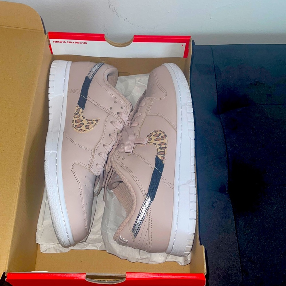 Women’s Nike Dunks Low 9.5